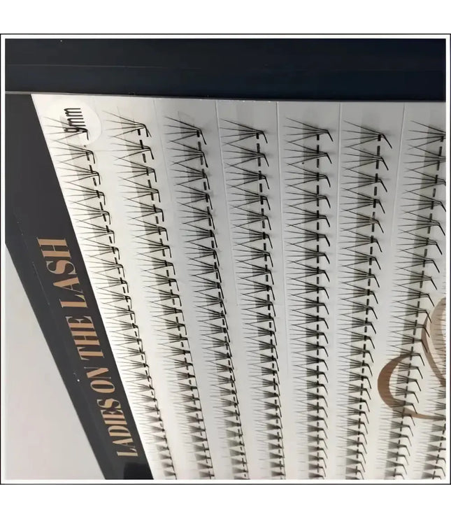 4D - LADIES ON THE LASHExtensii de gene Premade Ladies on the lash