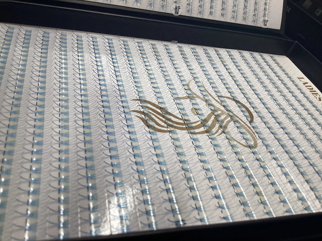 Extensii de Gene Premade 3D Albastru - LADIES ON THE LASHExtensii de gene Premade Ladies on the lash