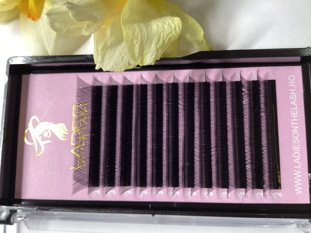 Gene YY - LADIES ON THE LASHExtensii de gene Premade Ladies on the lash