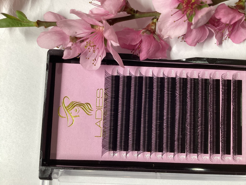 Gene YY - LADIES ON THE LASHExtensii de gene Premade Ladies on the lash