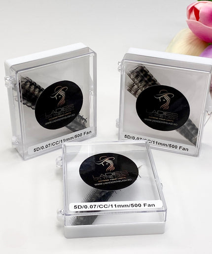 Set de extensii gene 5D premium de la Ladies on the Lash în cutii transparente, ideale pentru un look voluminos.