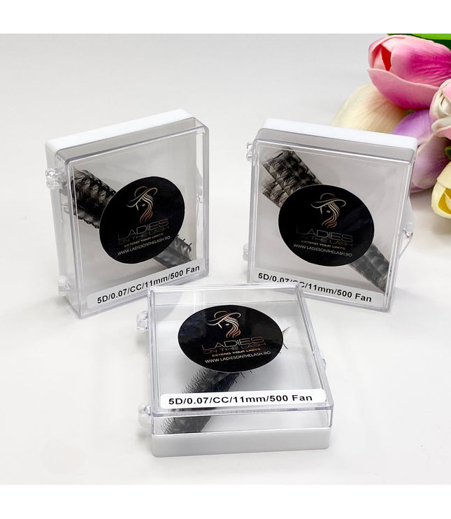 Set de extensii gene 5D premium de la Ladies on the Lash în cutii transparente, ideale pentru un look voluminos.