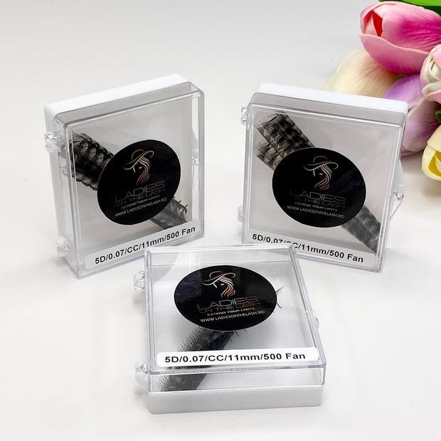 Set de extensii gene 5D premium de la Ladies on the Lash în cutii transparente, ideale pentru un look voluminos.