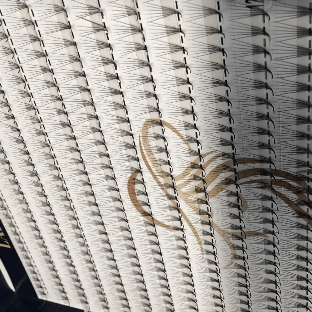 Extensii gene 6D de la LADIES ON THE LASH, cu un aspect natural și voluminos pentru un look seducător