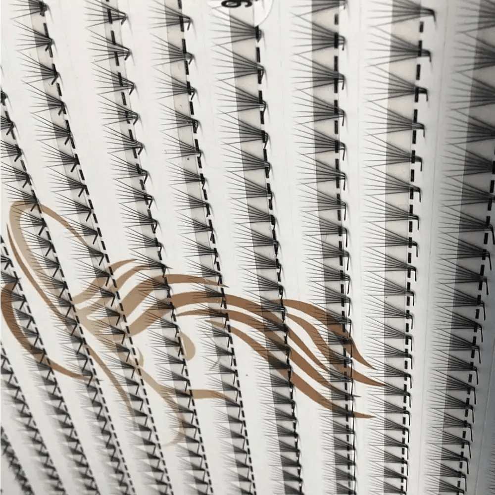 Extensii gene 6D de la LADIES ON THE LASH, cu un design detaliat și ușor de aplicat