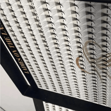 Extensii gene profesionale London Backstage Beauty aranjate pe o suport pentru aplicare