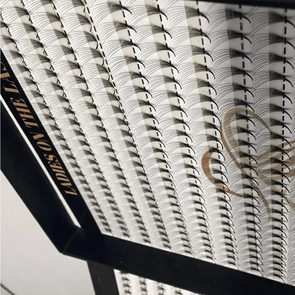 Extensii gene profesionale London Backstage Beauty aranjate pe o suport pentru aplicare